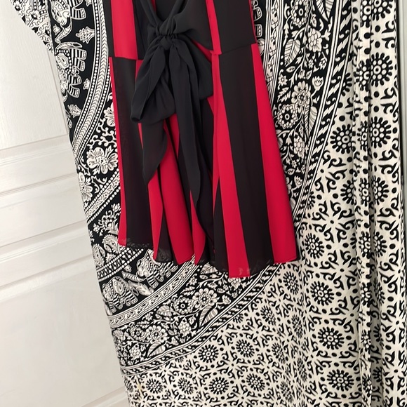 IRRESISTIBLE II DEEP RED AND BLACK WIDE STRIPE BLOUSON SOFT FLOWING DRESS - Picture 2 of 7